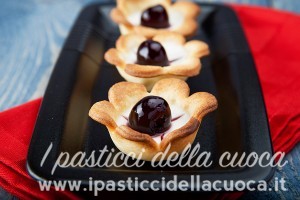 Pasticcini-con-amarene_evidenza