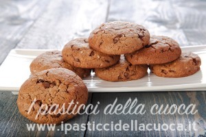 biscotti-con-gocce-di-cioccolato-in-evidenza