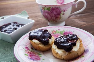 Scones con burro e marmellata