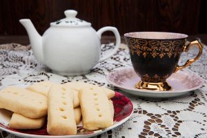 Biscotti al burro con tazza nera