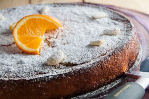 Torta sefardita intera decorate con fetta arancia e mandorle