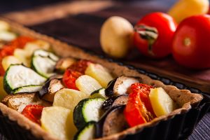 crostata salata con melanzane, zucchine, pomodorini e patate