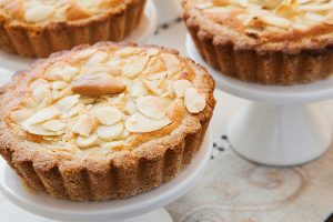 Crostata-con-crema-frangipane e marmellata ai lamponi