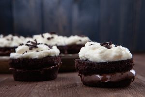 Tortine alla Guinnes ripiene di Nocciolata con glassa al mascarpone e panna